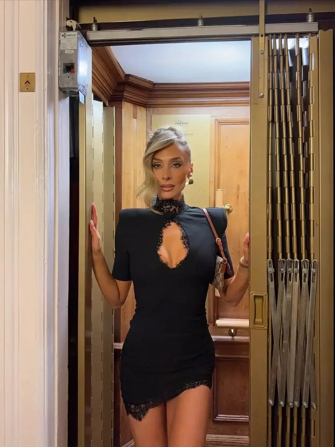 Dames minijurk met sleutelgatuitsparing, kanten boord en korte pofmouwen