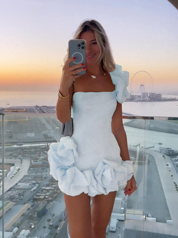 Dames minijurk met asymmetrische halslijn, ruchesbandjes en volumineuze rucheszoom