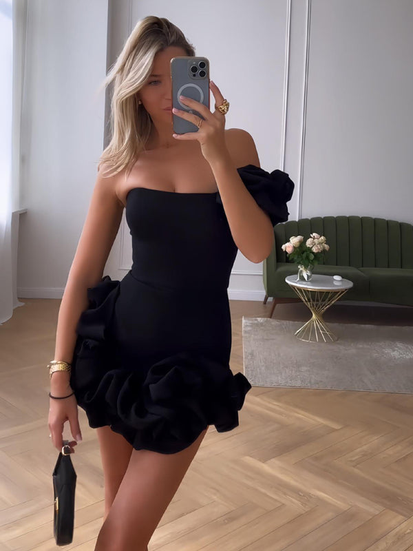 Dames minijurk met asymmetrische halslijn, ruchesbandjes en volumineuze rucheszoom