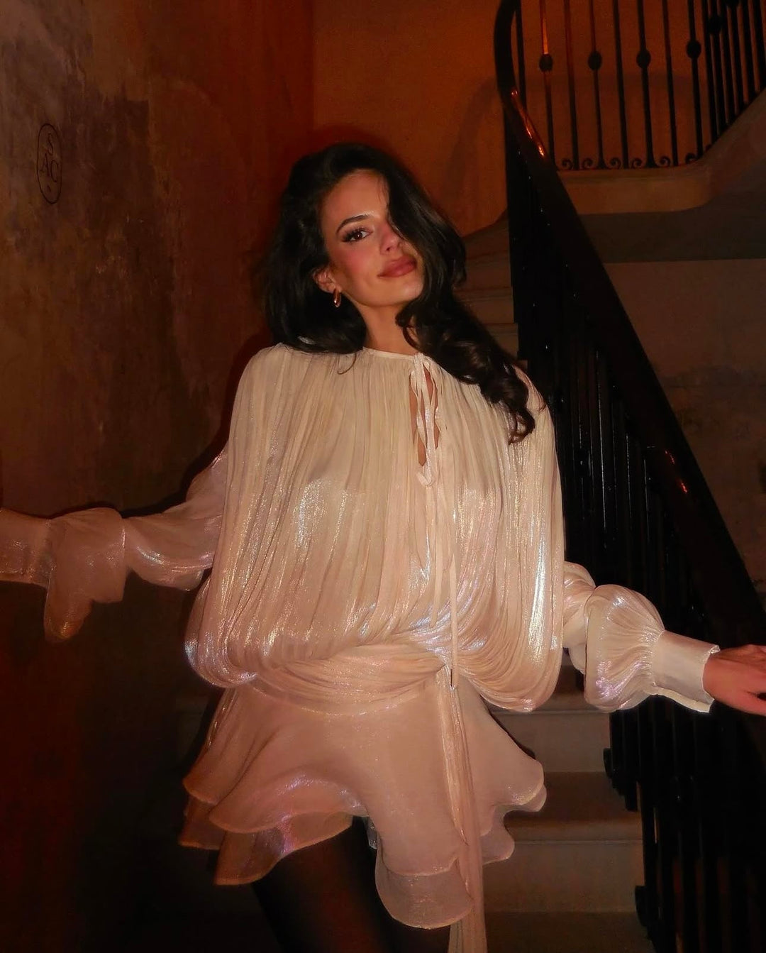 Dames minijurk met strikhals, pofmouwen, geplooid oppervlak en gelaagde zoom