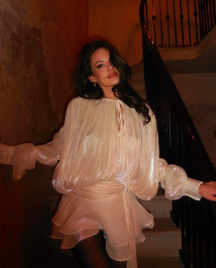 Dames minijurk met strikhals, pofmouwen, geplooid oppervlak en gelaagde zoom