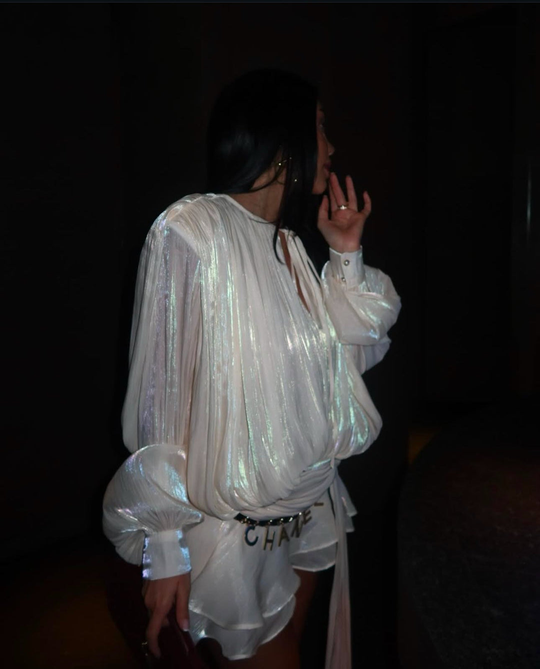 Dames minijurk met strikhals, pofmouwen, geplooid oppervlak en gelaagde zoom