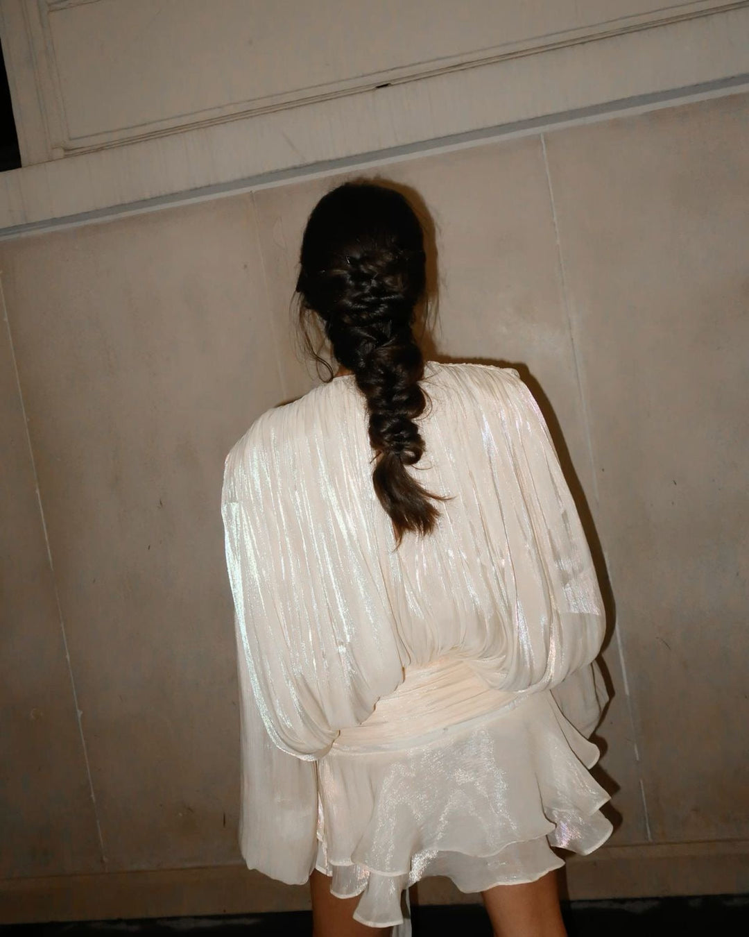 Dames minijurk met strikhals, pofmouwen, geplooid oppervlak en gelaagde zoom