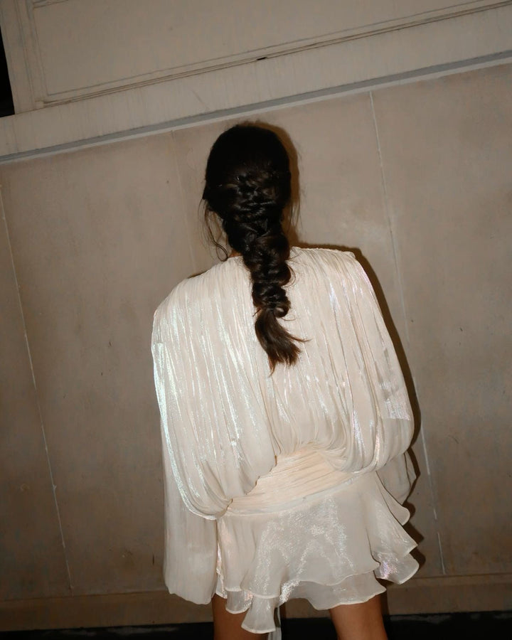 Dames minijurk met strikhals, pofmouwen, geplooid oppervlak en gelaagde zoom