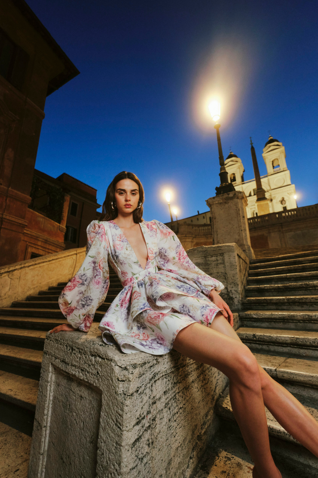 Dames minijurk met bloemenprint, diepe V-hals, ballonmouwen en gelaagde rok