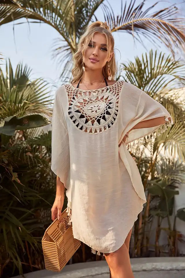 Dames minijurk met haakinzet en kwastjes aan zoom en halflange mouwen