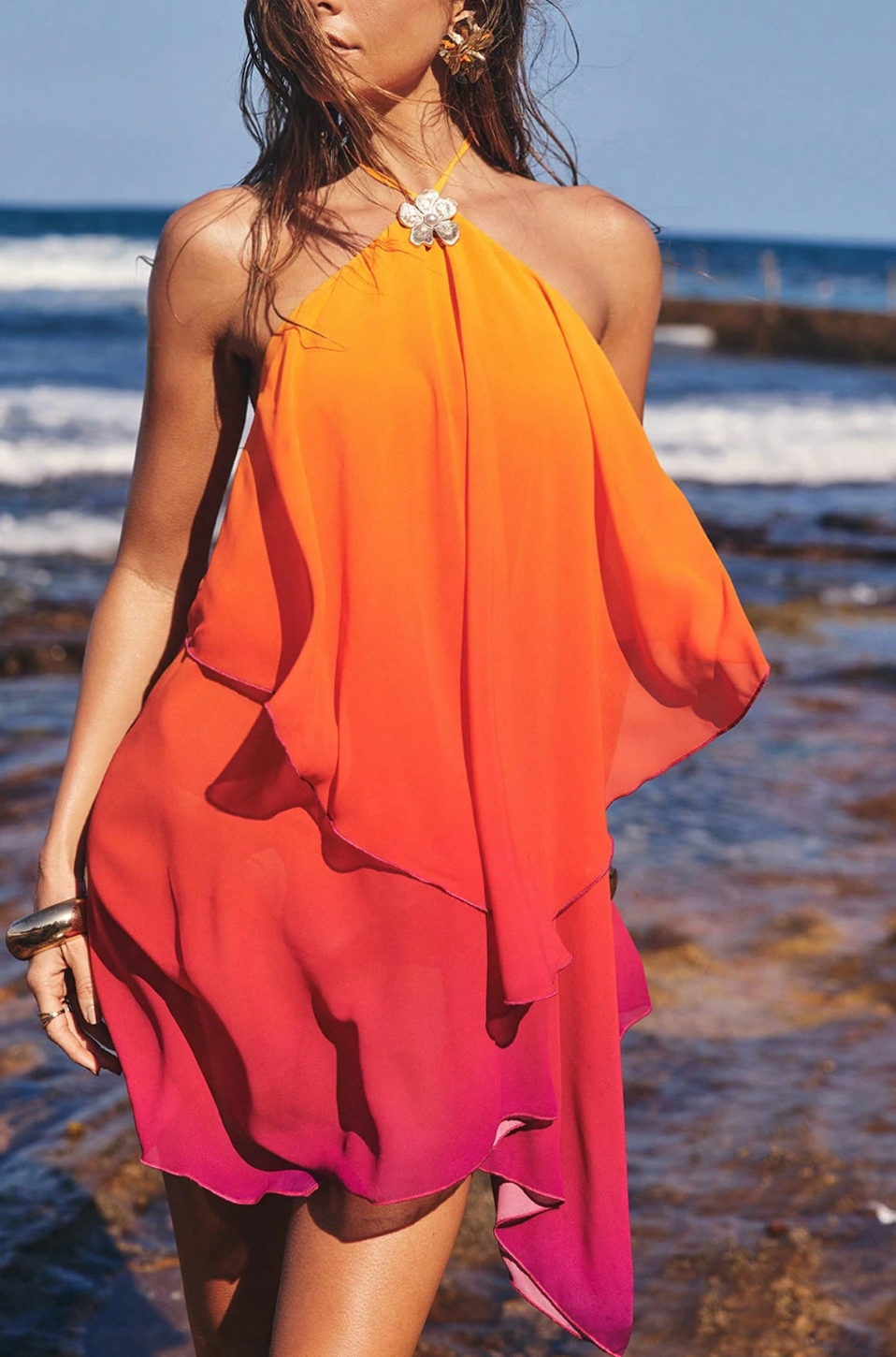 Dames minijurk met halterband en metalen ring en gelaagde asymmetrische ruches