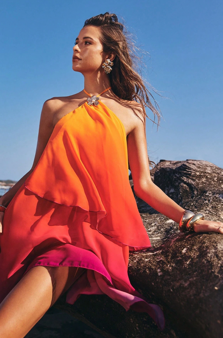 Dames minijurk met halterband en metalen ring en gelaagde asymmetrische ruches