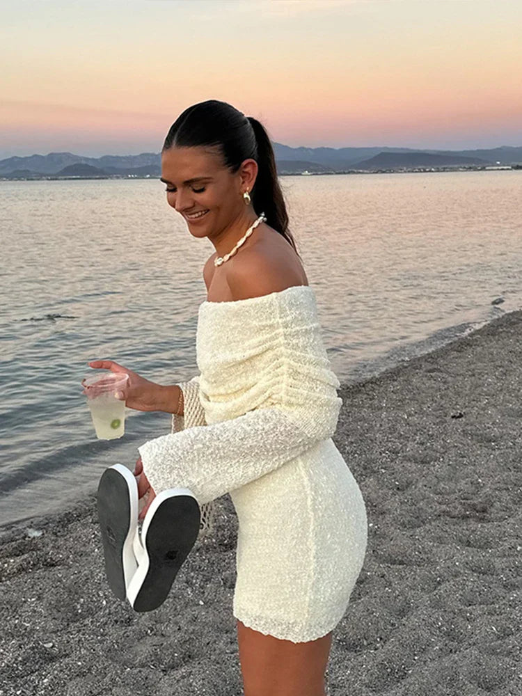 Dames minijurk met off-shoulder halslijn, lange trompetmouwen en gestructureerd oppervlak