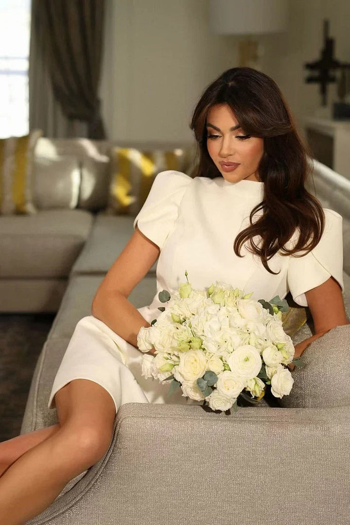 Dames minijurk met opstaande kraag, korte pofmouwen en zichtbare deelnaad