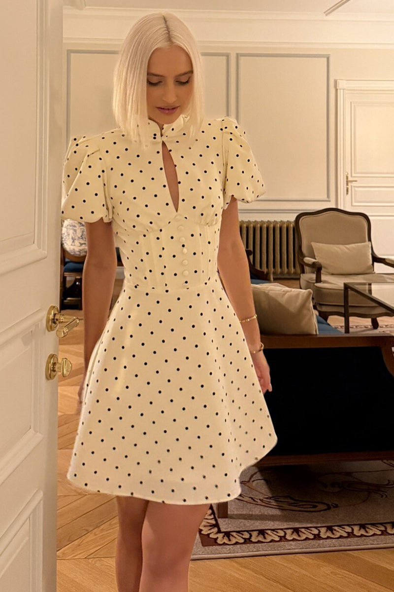 Dames minijurk met opstaande kraag en keyhole-opening en pofmouwen