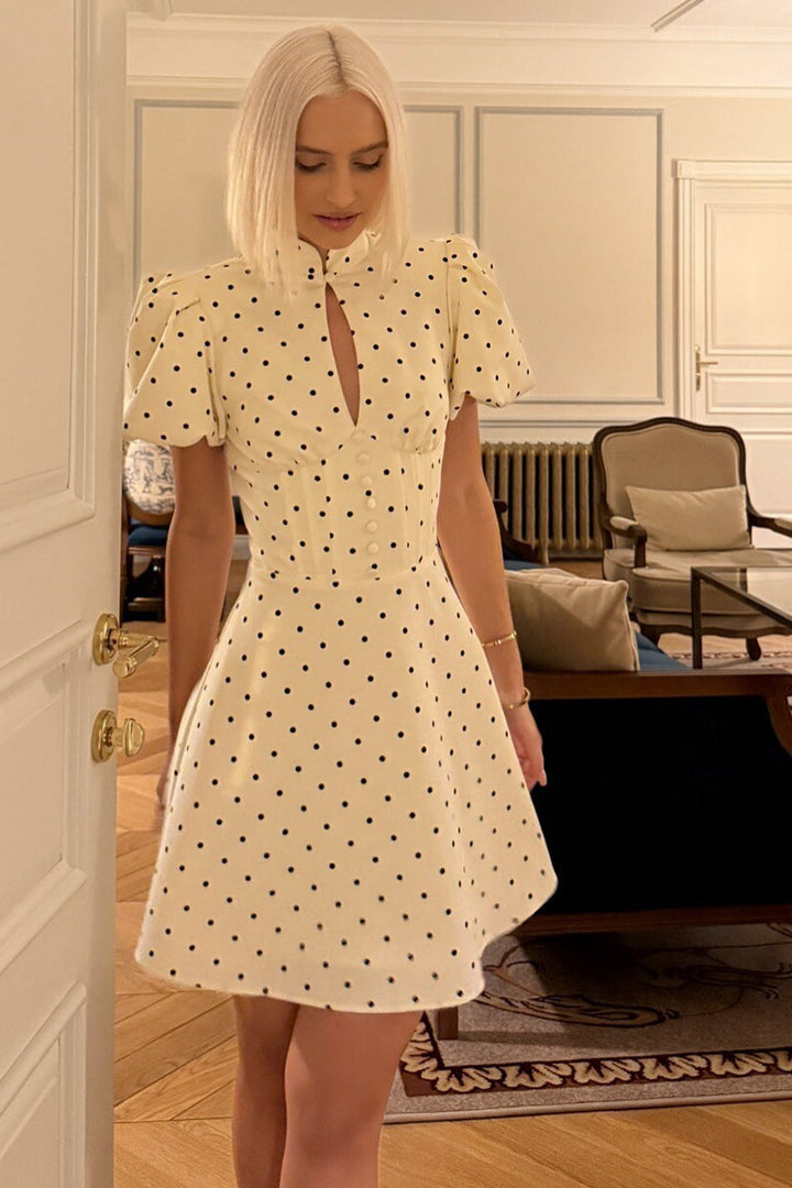 Dames minijurk met opstaande kraag en keyhole-opening en pofmouwen