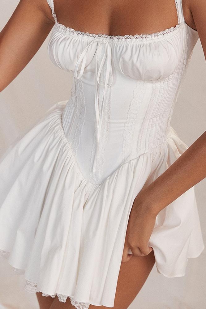 Dames minijurk met bandjes, hartvormige buste, ruches, strik en plooirok