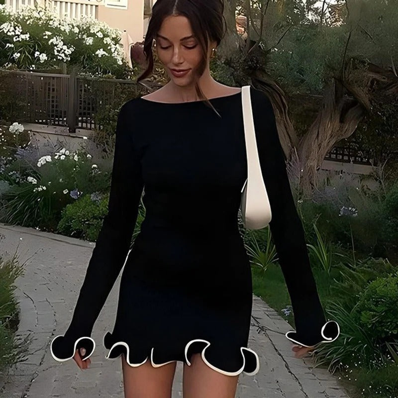 Damesminijurk met boothals, lange mouwen en ruchezoom met contrasterende paspelbies