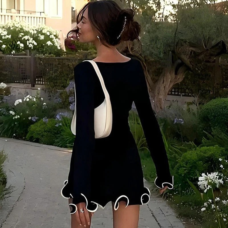 Damesminijurk met boothals, lange mouwen en ruchezoom met contrasterende paspelbies