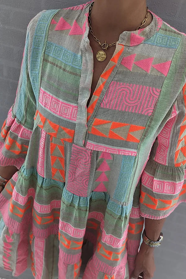 Dames minijurk met V-hals, driekwartmouwen en gelaagde rok met patchworkpatroon