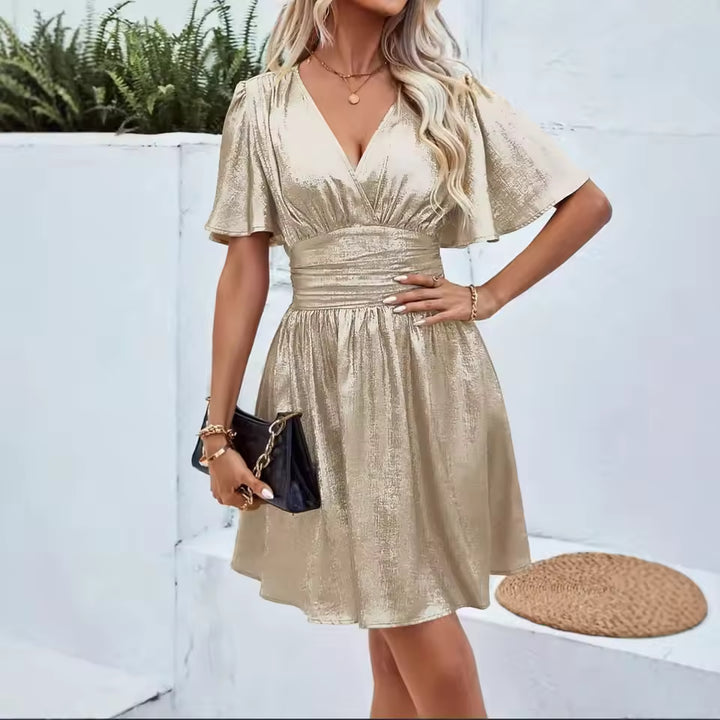 Dames minijurk met V-hals, wikkeloptiek, fladdermouwen en geplooide taille