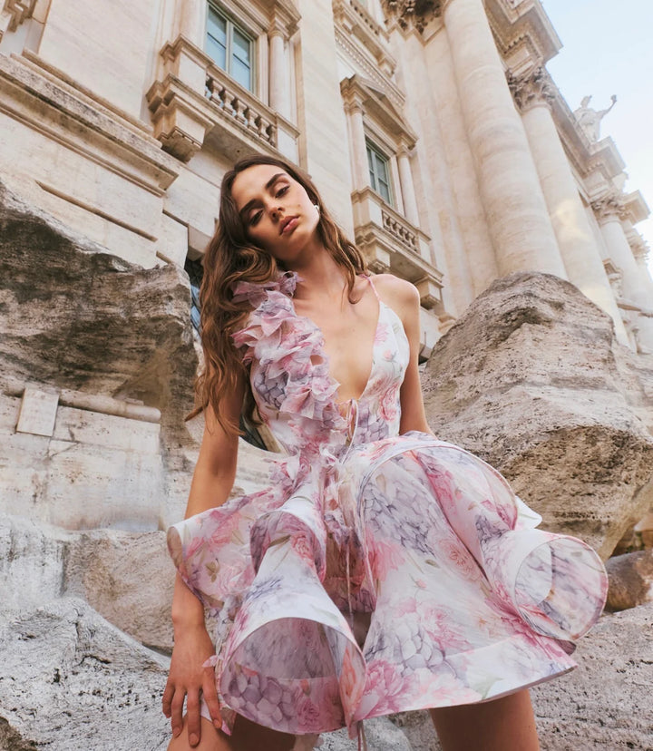 Dames minijurk met twee bandjes en ruchesapplicatie en gelaagde ruchesrok