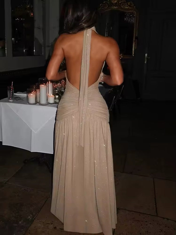 Dames halter maxijurk met diepe V-hals en glitteroppervlak met open rug en zijsplit
