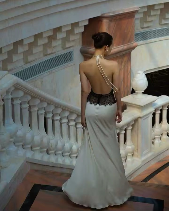 Dames halter-maxijurk met diepe V-hals en kanten inzet