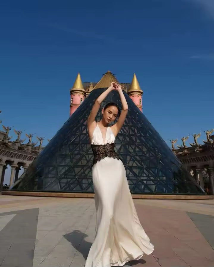 Dames halter-maxijurk met diepe V-hals en kanten inzet