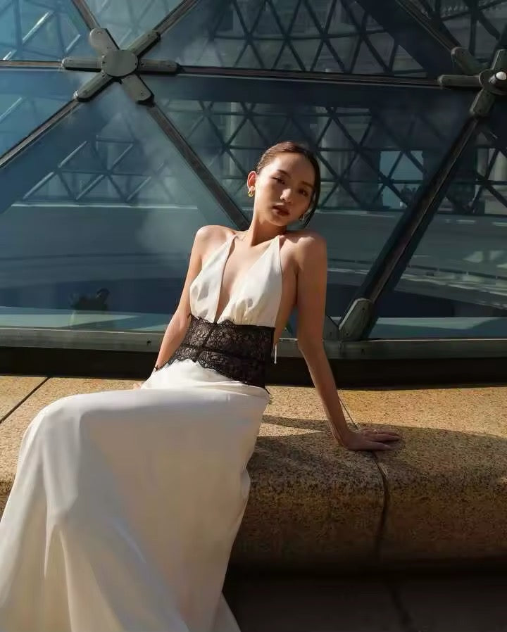 Dames halter-maxijurk met diepe V-hals en kanten inzet