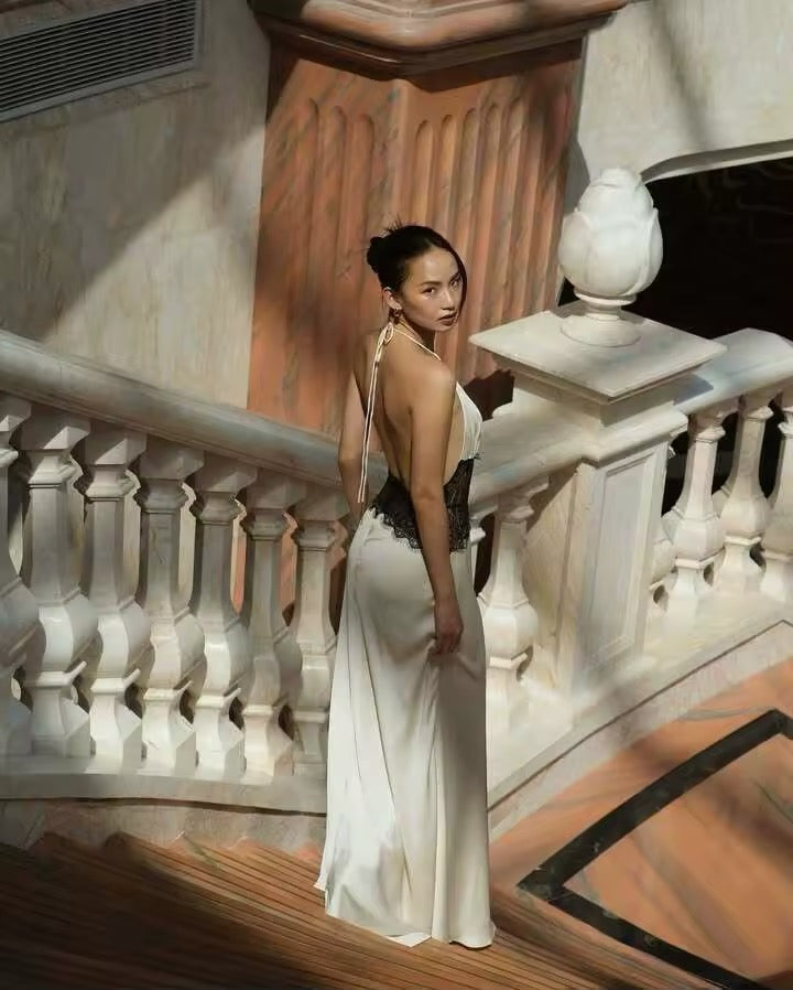 Dames halter-maxijurk met diepe V-hals en kanten inzet