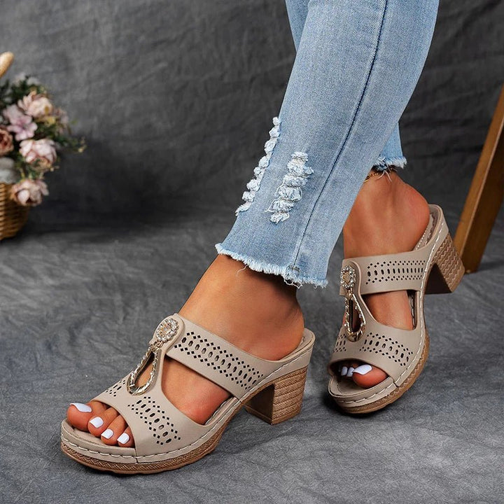 Damen Peep-Toe Mule-Sandalen mit Blockabsatz und Metallornament