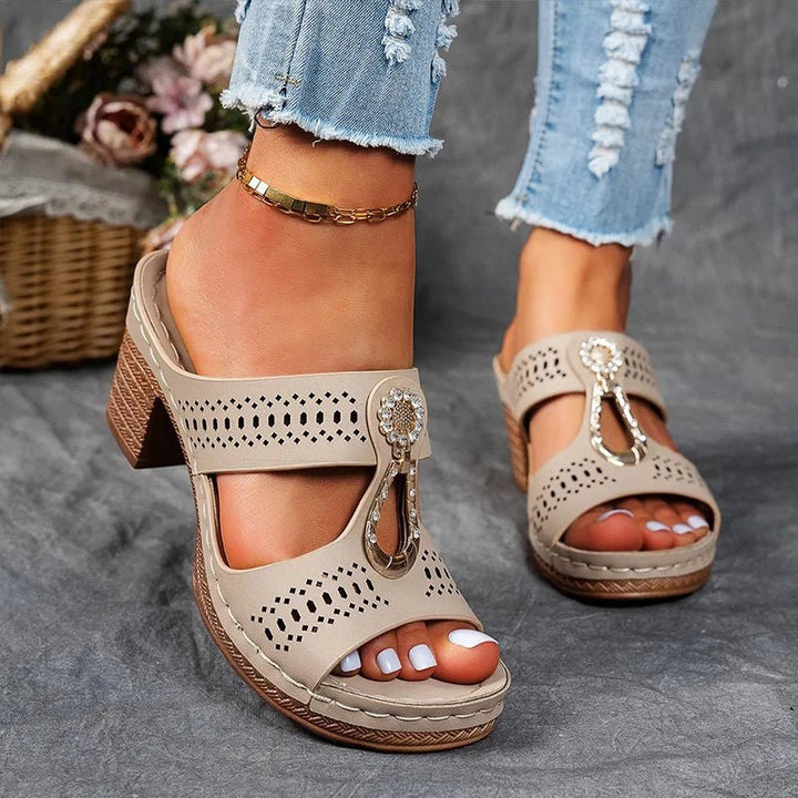 Damen Peep-Toe Mule-Sandalen mit Blockabsatz und Metallornament