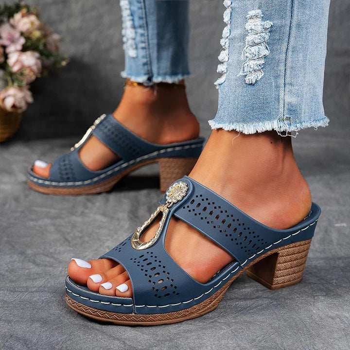Damen Peep-Toe Mule-Sandalen mit Blockabsatz und Metallornament