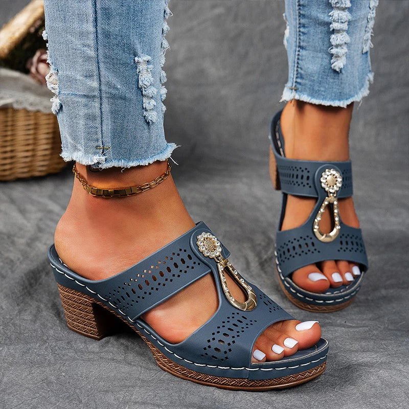 Damen Peep-Toe Mule-Sandalen mit Blockabsatz und Metallornament