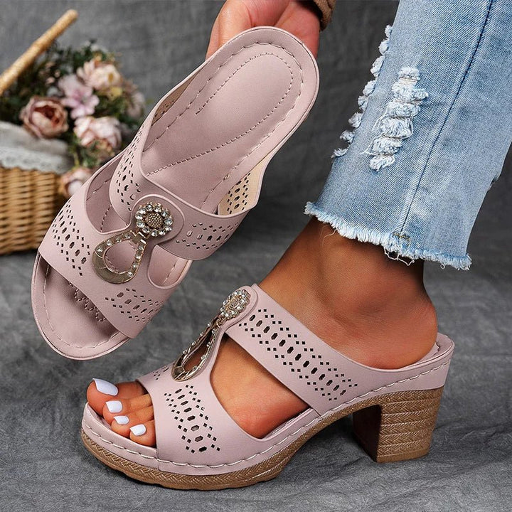 Damen Peep-Toe Mule-Sandalen mit Blockabsatz und Metallornament
