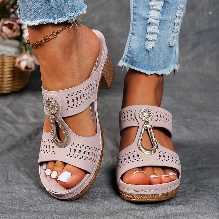 Damen Peep-Toe Mule-Sandalen mit Blockabsatz und Metallornament