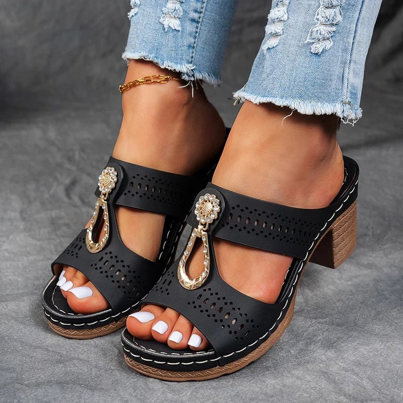 Damen Peep-Toe Mule-Sandalen mit Blockabsatz und Metallornament