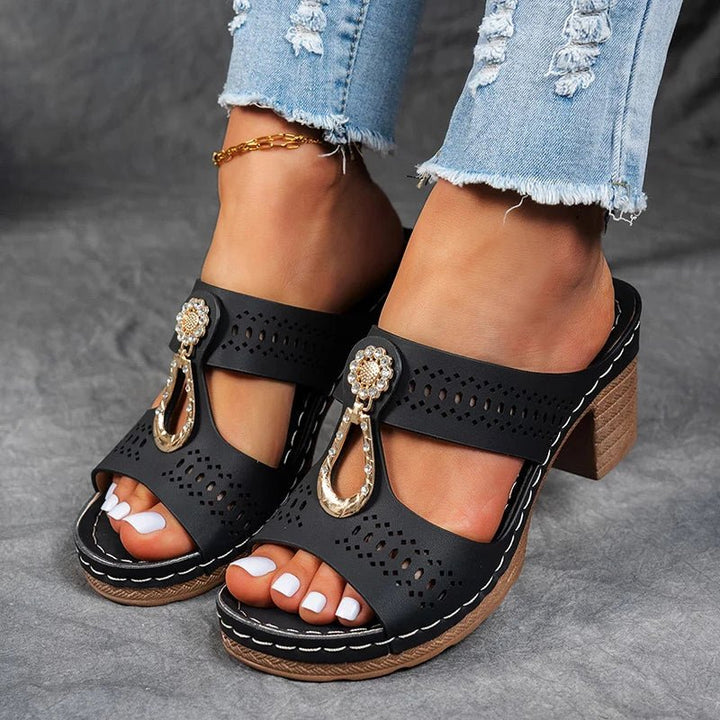Damen Peep-Toe Mule-Sandalen mit Blockabsatz und Metallornament