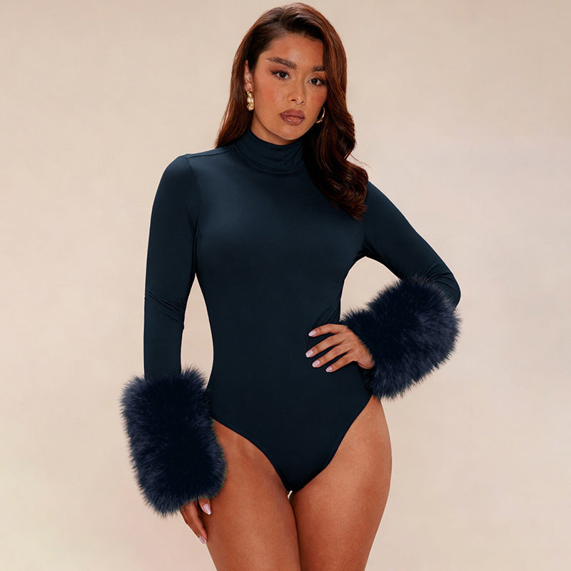 Dames coltrui-body met lange mouwen, manchetten van imitatiebont en hoge beenuitsnijding