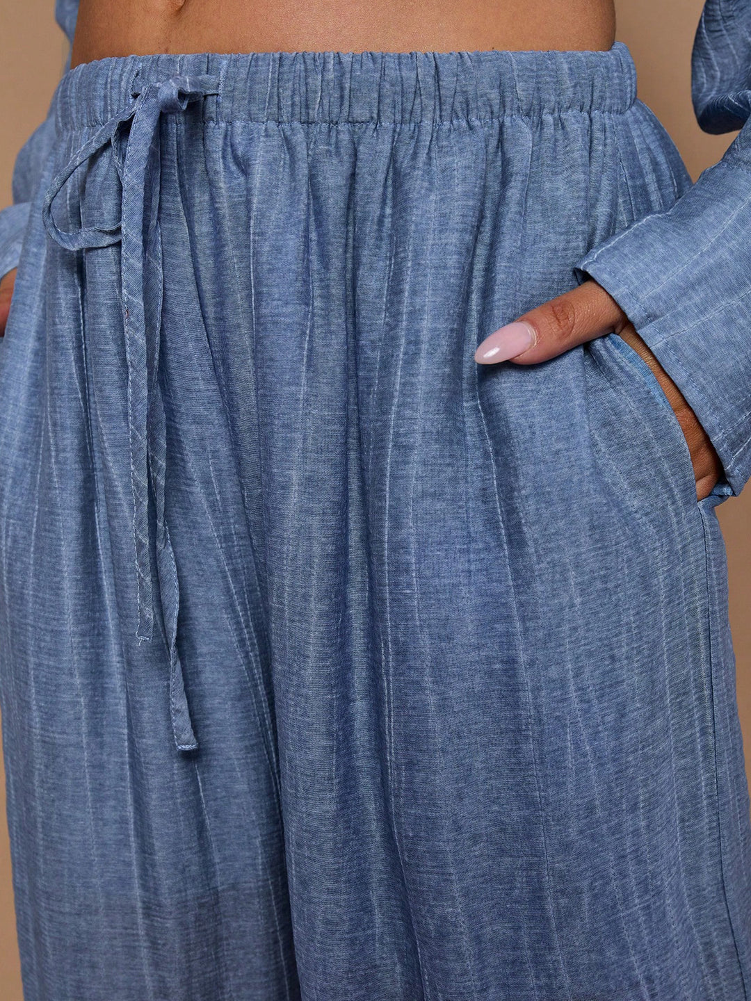 Damenset voor vrouwen met overhemdkraag, knoopsluiting en wijde pijpen