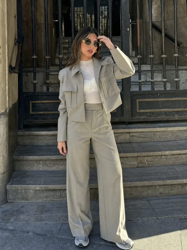 Dames set met kort jasje en puntkraag en wijde broek met hoge taille