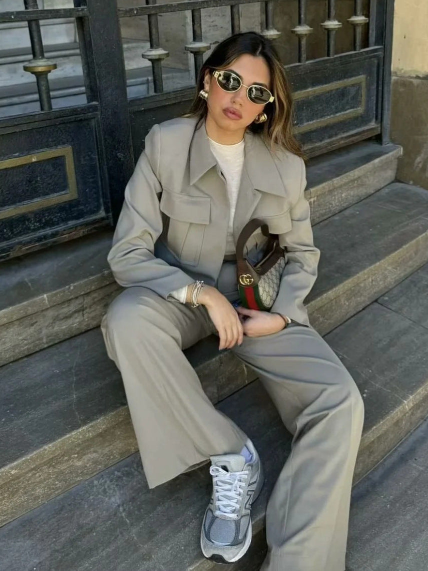 Dames set met kort jasje en puntkraag en wijde broek met hoge taille