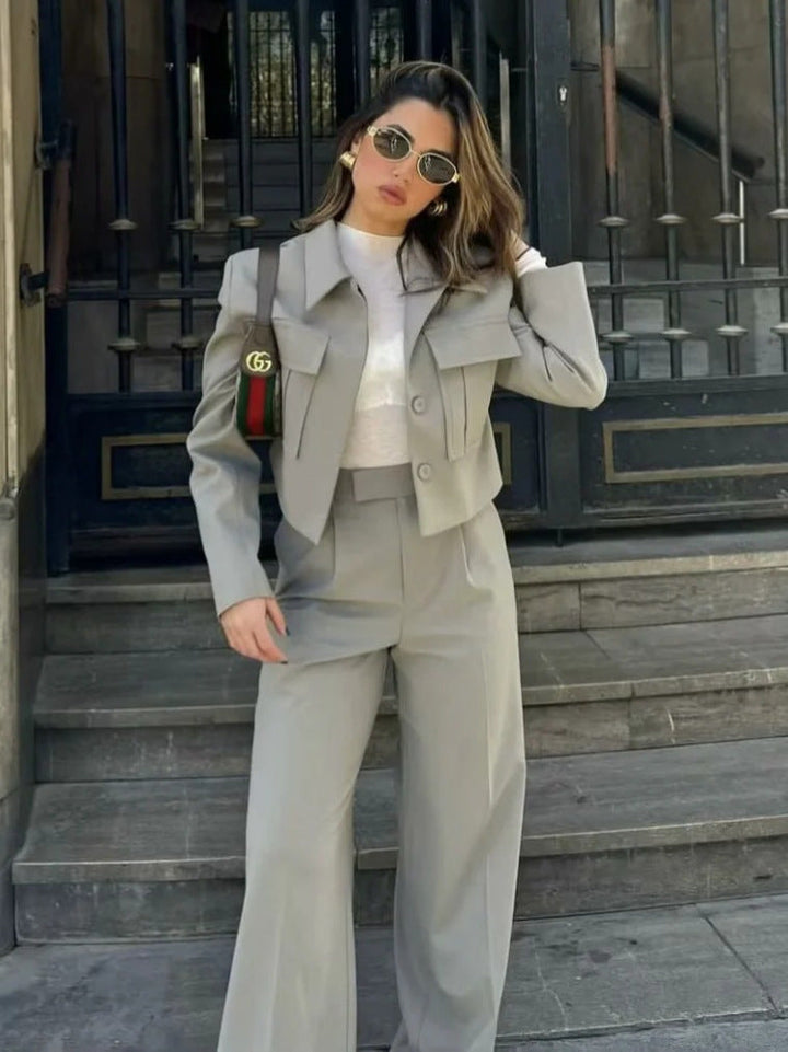 Dames set met kort jasje en puntkraag en wijde broek met hoge taille