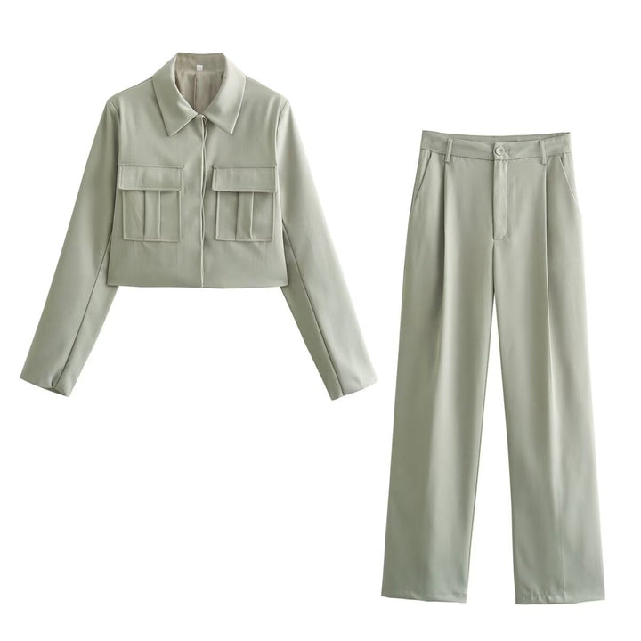Dames set met kort jasje en puntkraag en wijde broek met hoge taille