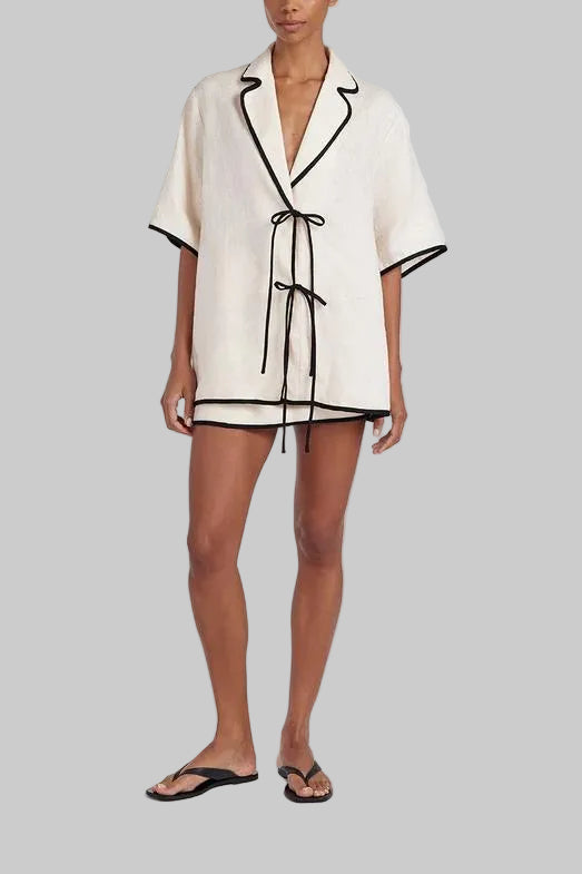 Dames set met reverskraag, korte mouwen en zwarte contrastbies