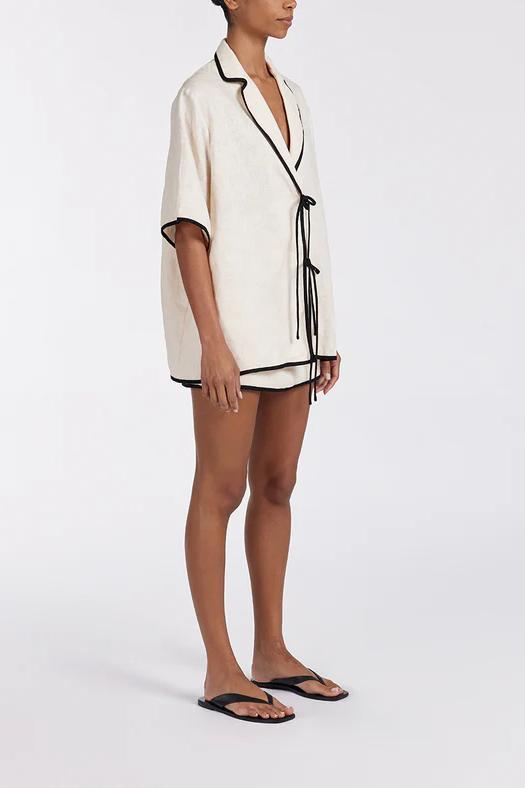 Dames set met reverskraag, korte mouwen en zwarte contrastbies