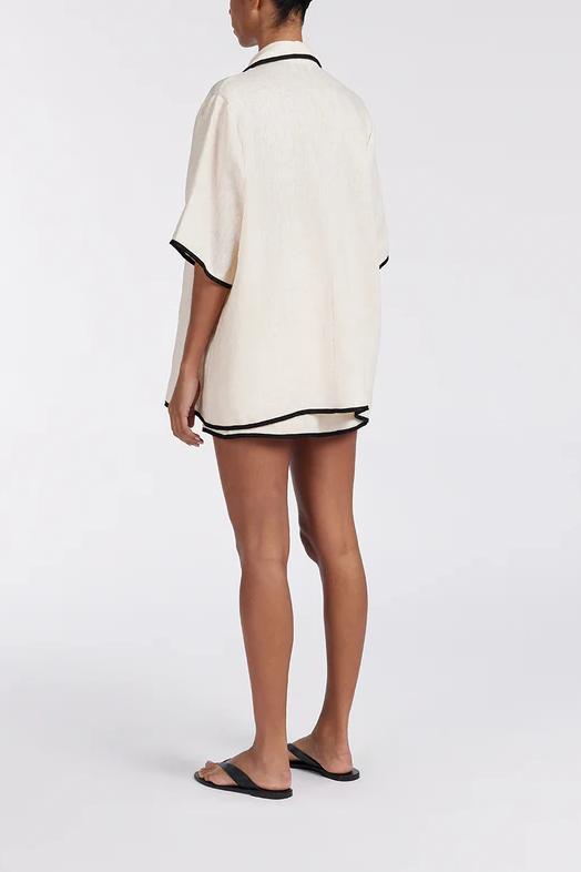 Dames set met reverskraag, korte mouwen en zwarte contrastbies