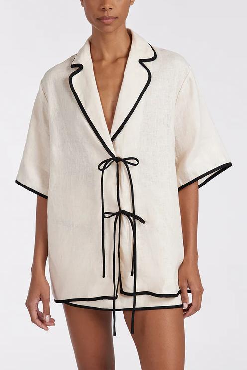 Dames set met reverskraag, korte mouwen en zwarte contrastbies