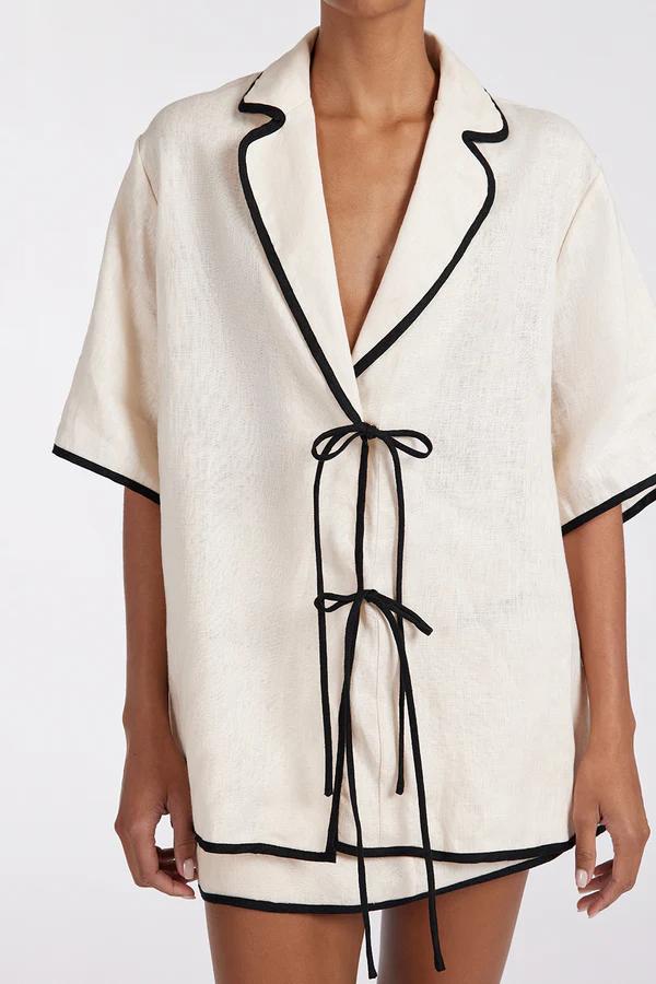 Dames set met reverskraag, korte mouwen en zwarte contrastbies