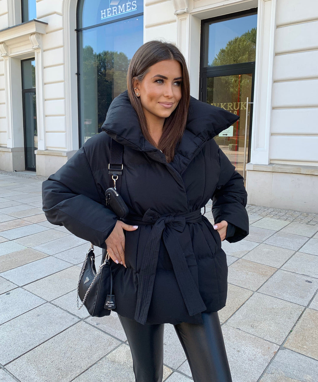 Damen Steppjacke mit übergroßem Stehkragen und Bindegürtel