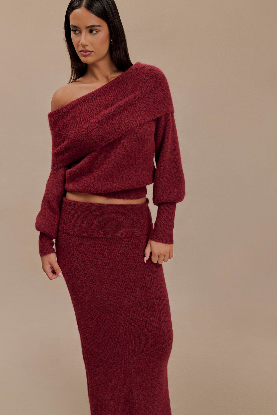 Dames gebreide set met off-shoulderhalslijn, lange mouwen en maxirok