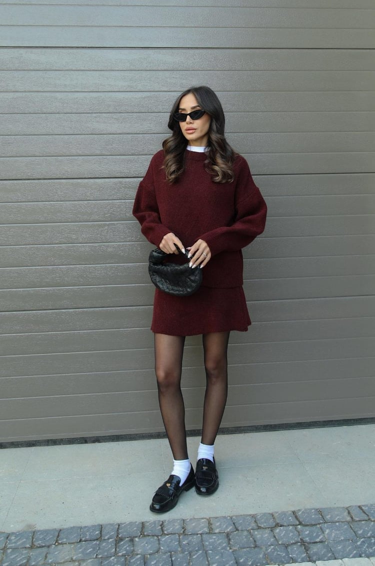 Damesgebreid set met rondehals-trui en minirok en ribboorden