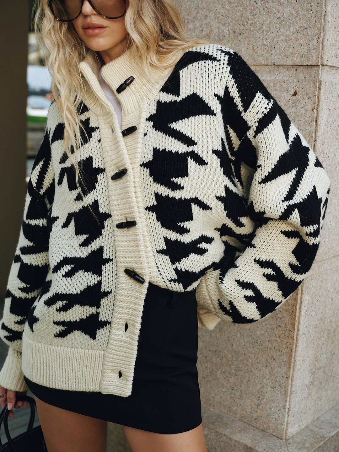 Damesvest met hanenpootmotief en knoopsluiting